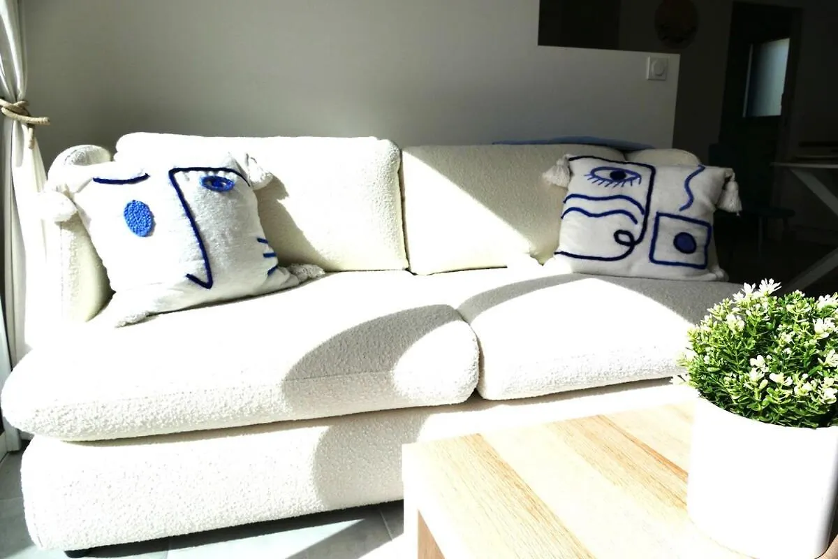 בית נופש הוילה לנסיו House For 2 People With Garden צרפת